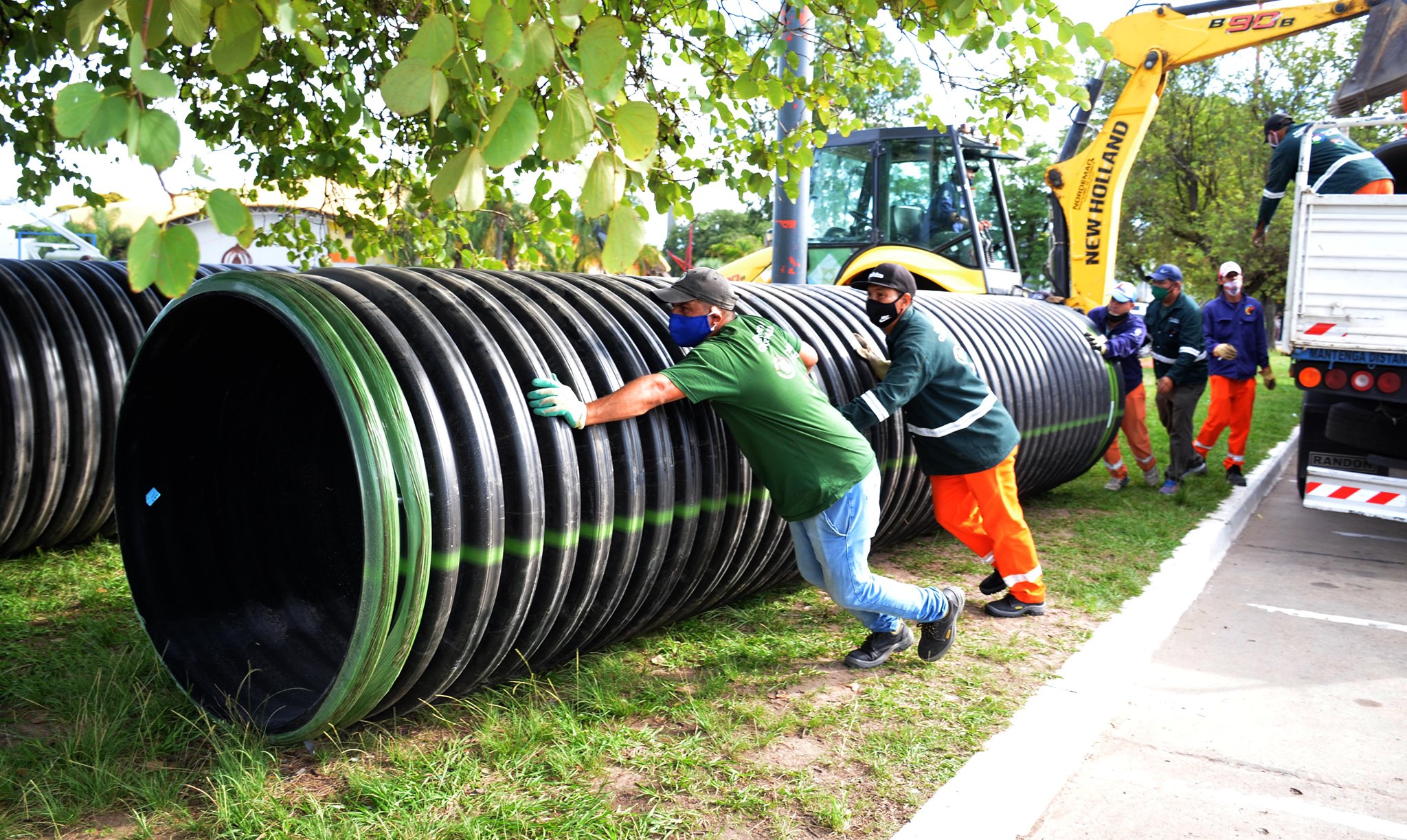 Recambio de tubos pluviales en la avenida De Los Inmigrantes